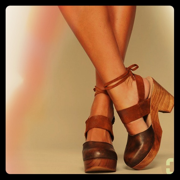 belmont leather clog